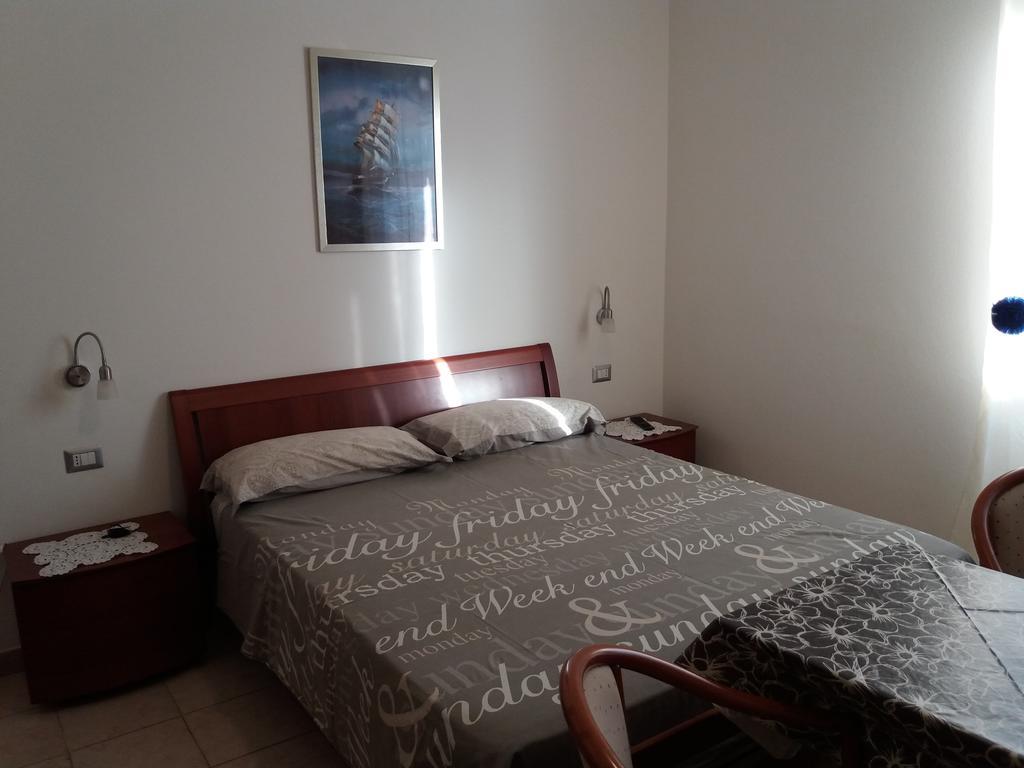 Zimmer mit Kingsize-Bett und Meerblick