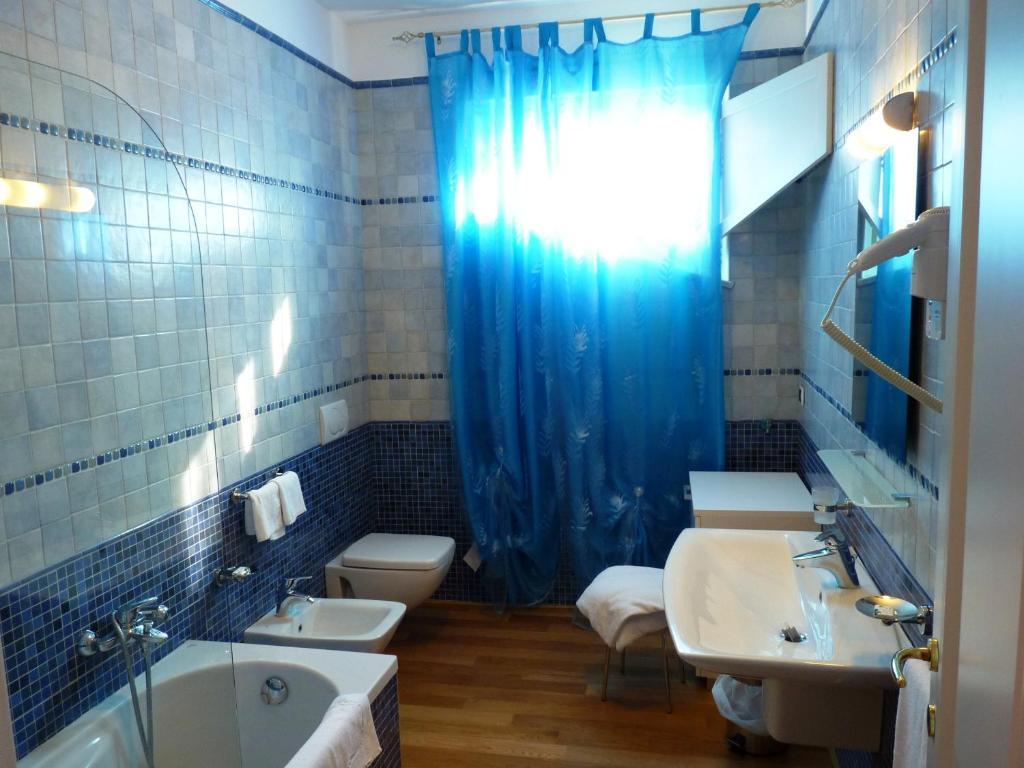 Two Connecting Rooms with Sea View